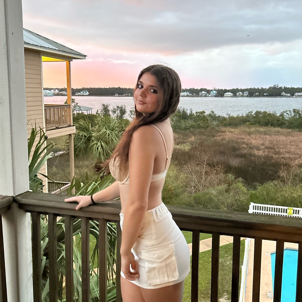 Meet your Posher, Elise